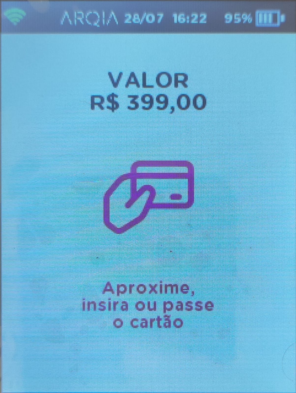 Maquininha exibindo o valor e pedindo para aproximar, inserir ou passar o cartão